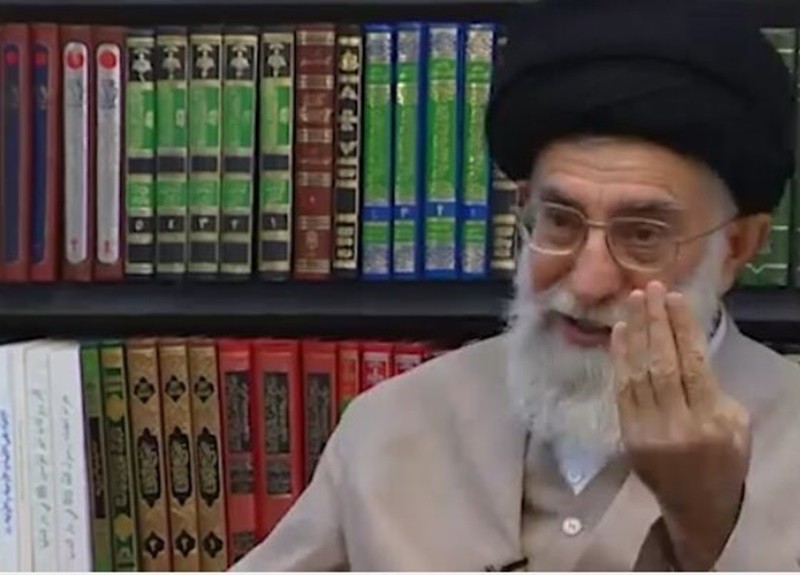 رهبر معظم انقلاب: آن‌قدر برای پدرم کتاب می‌خواندم که سرم گیج می‌رفت| به مناسبت روز پدر| ۲۶ دی ۱۴۰۳