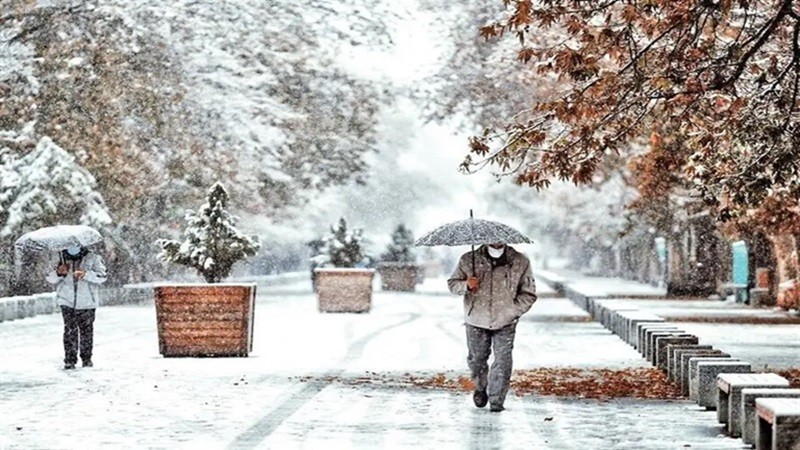 بارش زیبای برف به یادماندنی کوتاه مدت : عظیمیه کرج! ۳۰ دی ۱۴۰۳