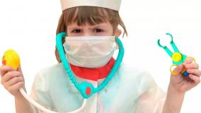 کودک ایوا و مامانی - ایوا و مامان مثل یک دکتر بازی می کنند - داستان شستن دست ها