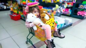 ایوا و مامان در فروشگاه اسباب بازی