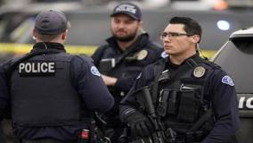 لحظه حمله وحشیانه یک مرد به افسر پلیس!