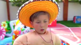 برنامه کودک سنیا/سنیاشو/سنیا ماشین اسباب بازی را بازی می کند