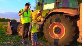 ماشین بازی های جدید سنیا _ سنیا بابایی یک بیل مکانیکی جدید _ سنیاشو کودک