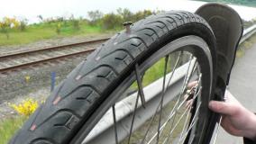 🛠️ گرفتن پنچر دوچرخه | آموزش تعمیر پنچری در خانه 💡