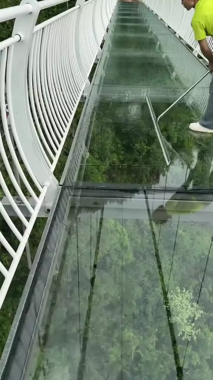 پل شیشه‌ای کوه دانلو