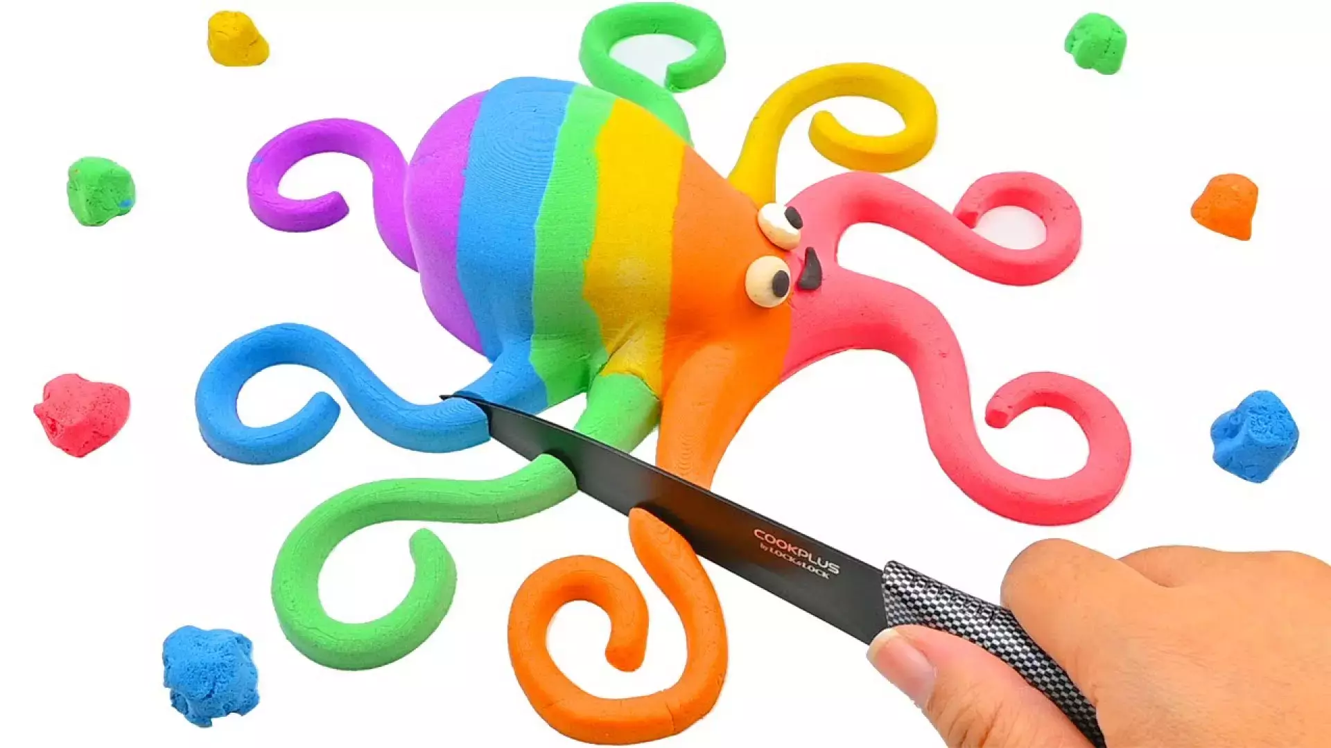 بازی با شن بازی کودک در ساحل آبی ساخت اختاپوس رنگی با شن جنبشی