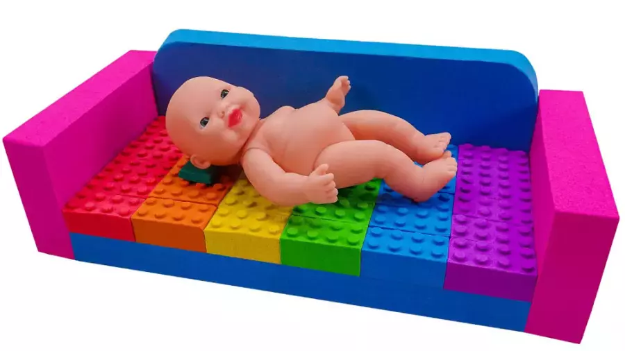 سرگرمی کودک در خانه با شن بازی نرم و رنگی مبل لگو رنگین کمان