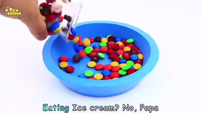 کودک در دنیای جادویی شن بازی هیجان‌انگیز اسمارتیز در بشقاب شنی