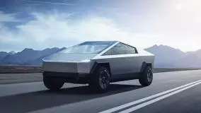   جولان خودرو تسلا در خیابان‌های چالوس