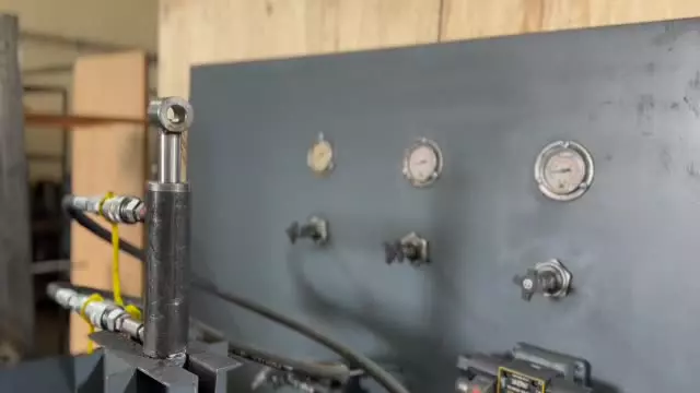 تست عملکرد جک‌های هیدرولیکی تولید تورال صنعت