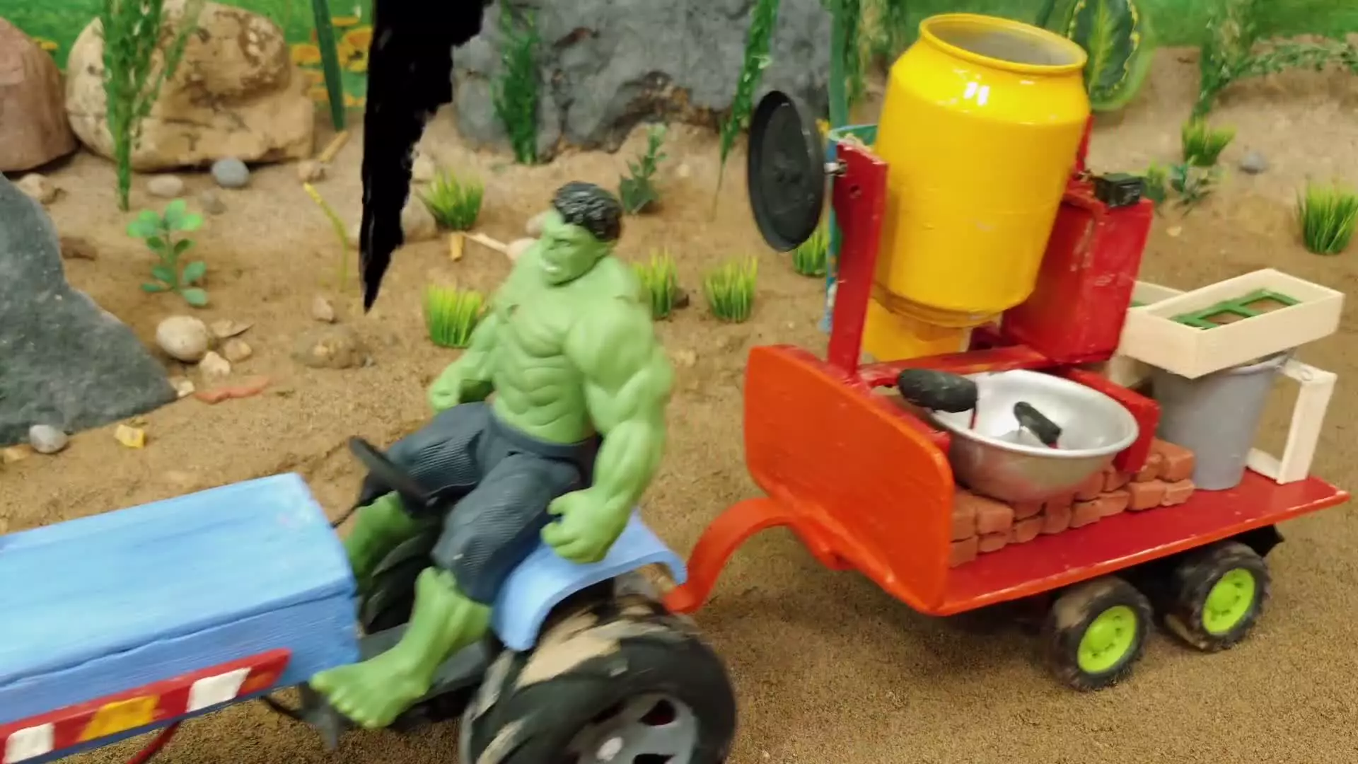 پروژه DIY کامیون مینیاتوری – زمین فوتبال روی پشت‌بام خانه مینیاتوری