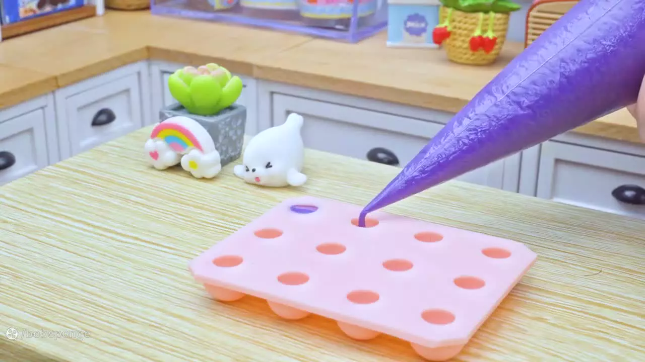 تزئین کیک مینیاتوری | چالش شگفت‌انگیز مینی کیک کیت‌کت