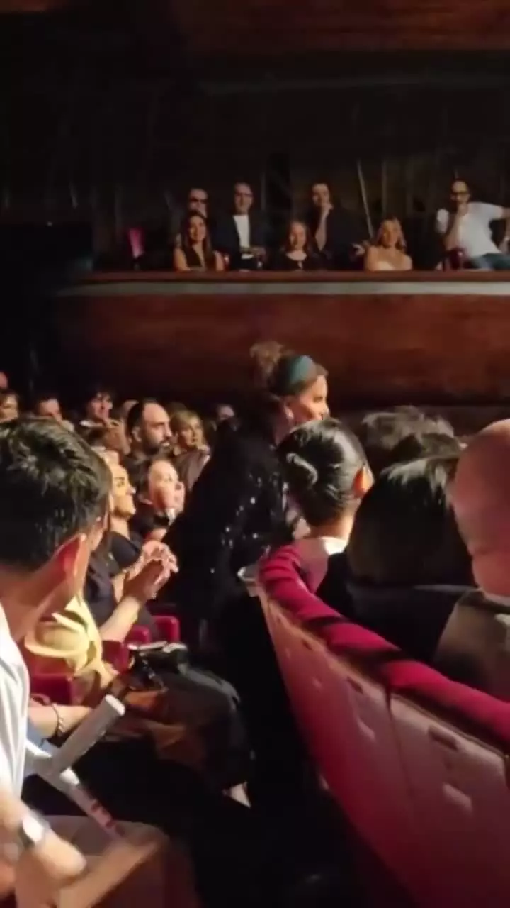 معرفی الناز شاکردوست توسط مهران مدیری در کنسرت دبی