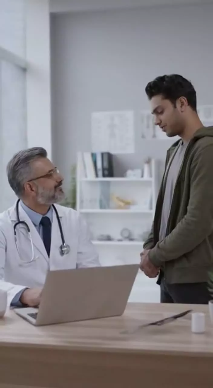 آنچه باید پیش از مراجعه به بهترین دکتر زگیل تناسلی در تهران بدانید