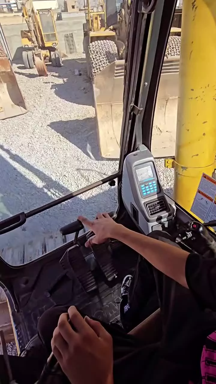 از دید راننده بیل میکانیکی در بازرگانی بلوچ