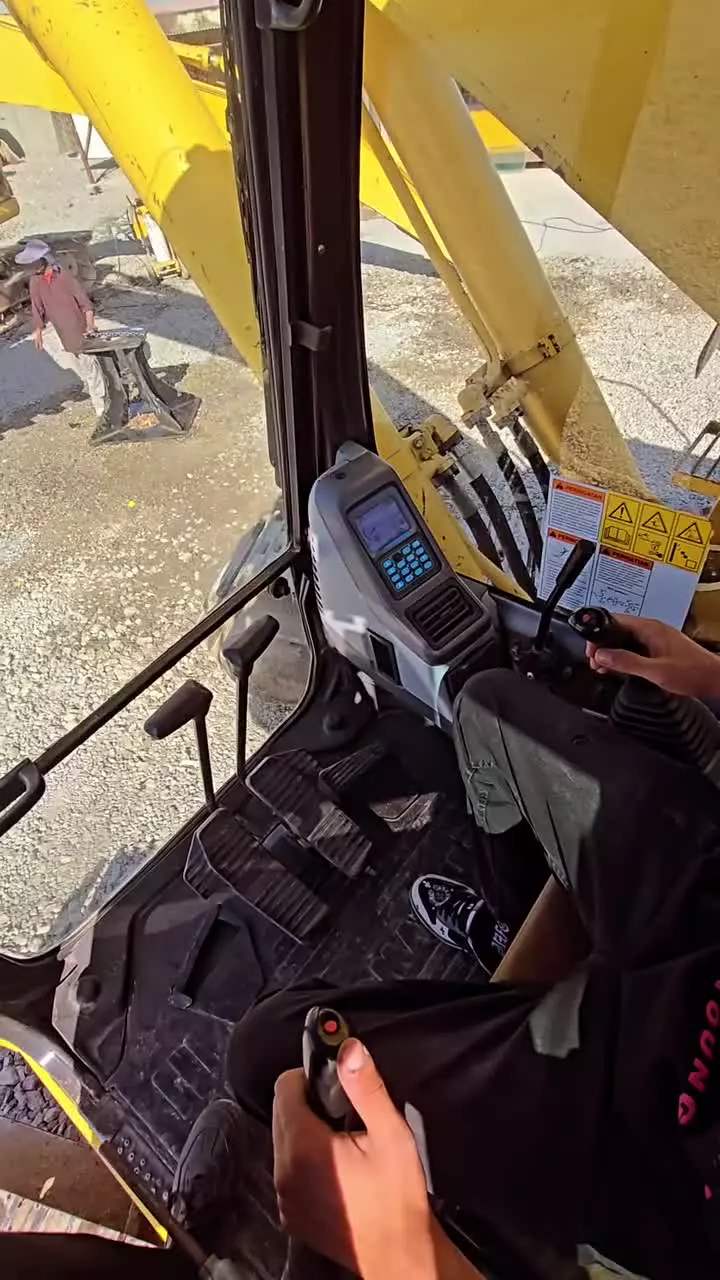 از دید راننده بیل میکانیکی در بازرگانی بلوچ