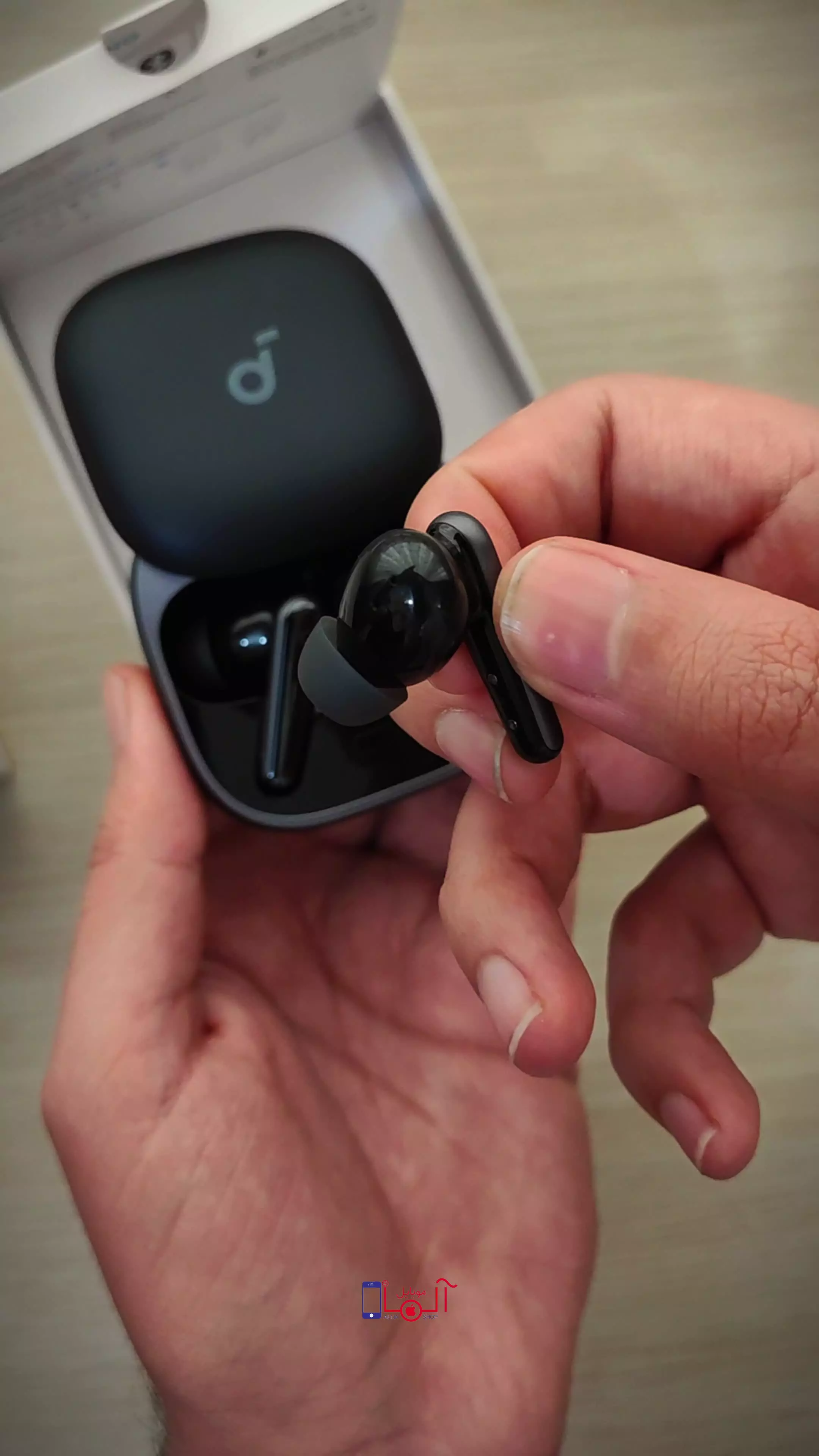 بازکردن جعبه هدفون بلوتوثی Anker Liberty 5 | بررسی محتویات