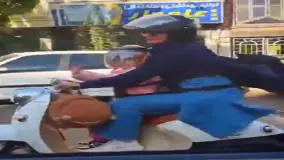 ویدیوی پربیننده از مادر موتورسوار به همراه فرزندش با کلاه ایمنی