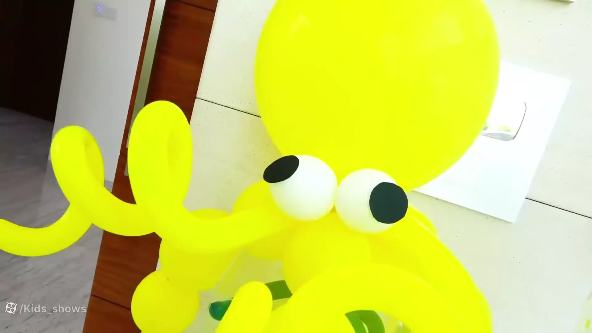 ولاد و نیکی - برنامه کودک - بازی در استخر بازی های خنده دار - کارتون کودک