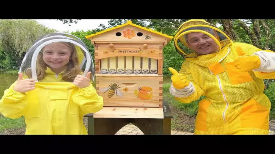 برنامه کودک ناستیا و بابایی دوبله فارسی | ضررهای قند و شیرینی و فواید عسل! ️