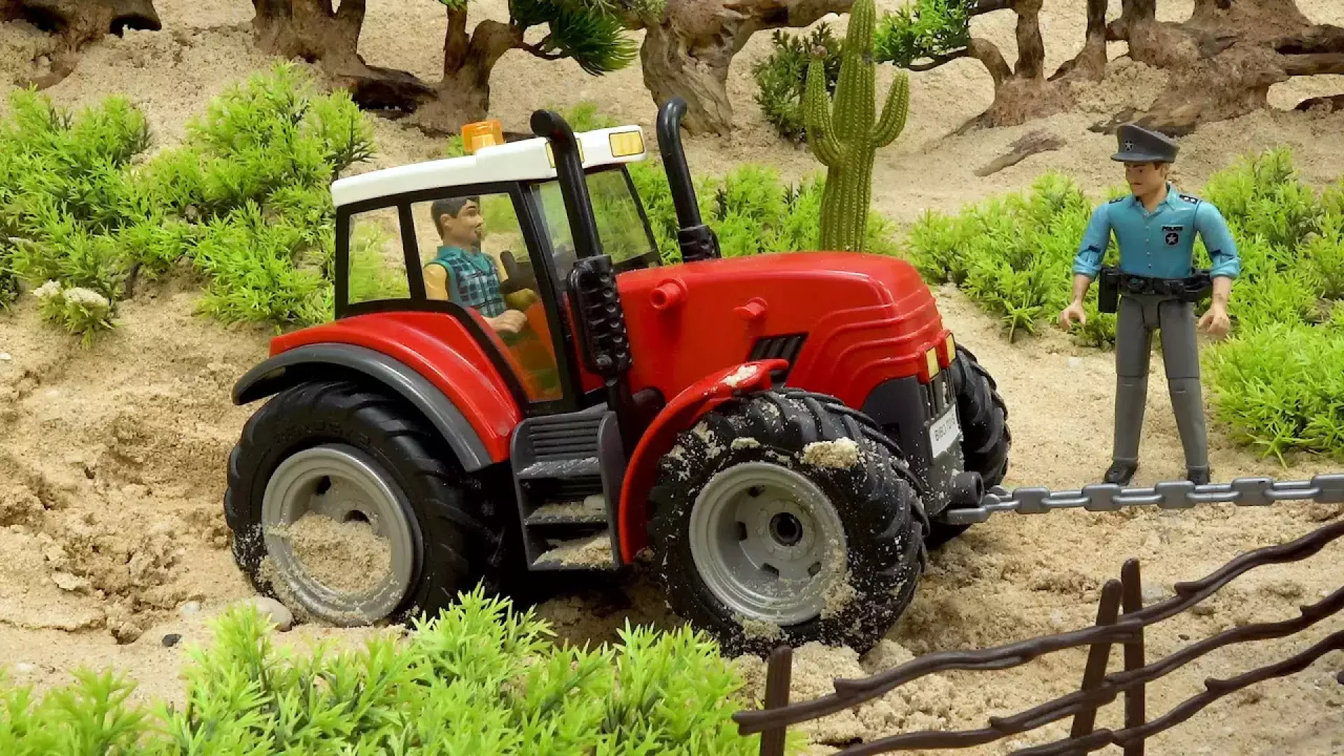 ماشین اسباب بازی/ تراکتور در شن گیر کرد/ ماشین بازی کودکانه/سرگرمی کودک