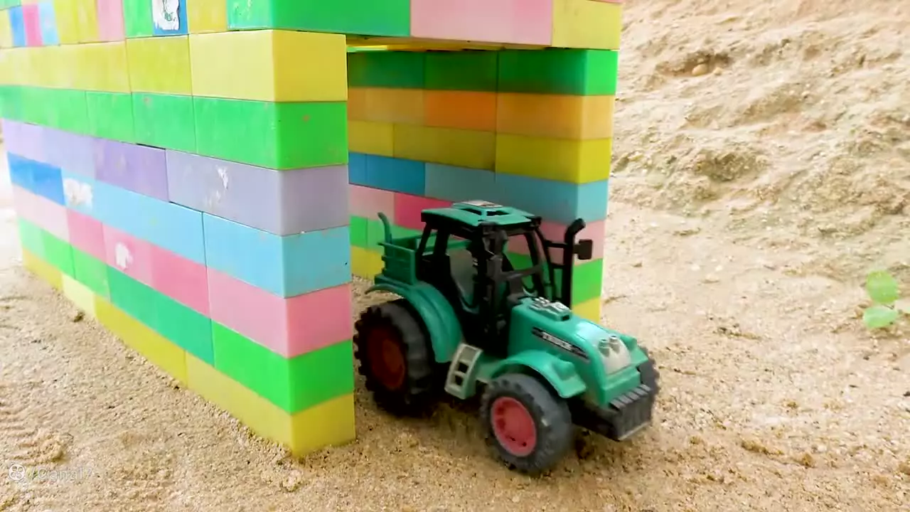 بازی اسباب بازی، ماشین تراکتور، دایناسور غول پیکر و کامیون آتش نشانی