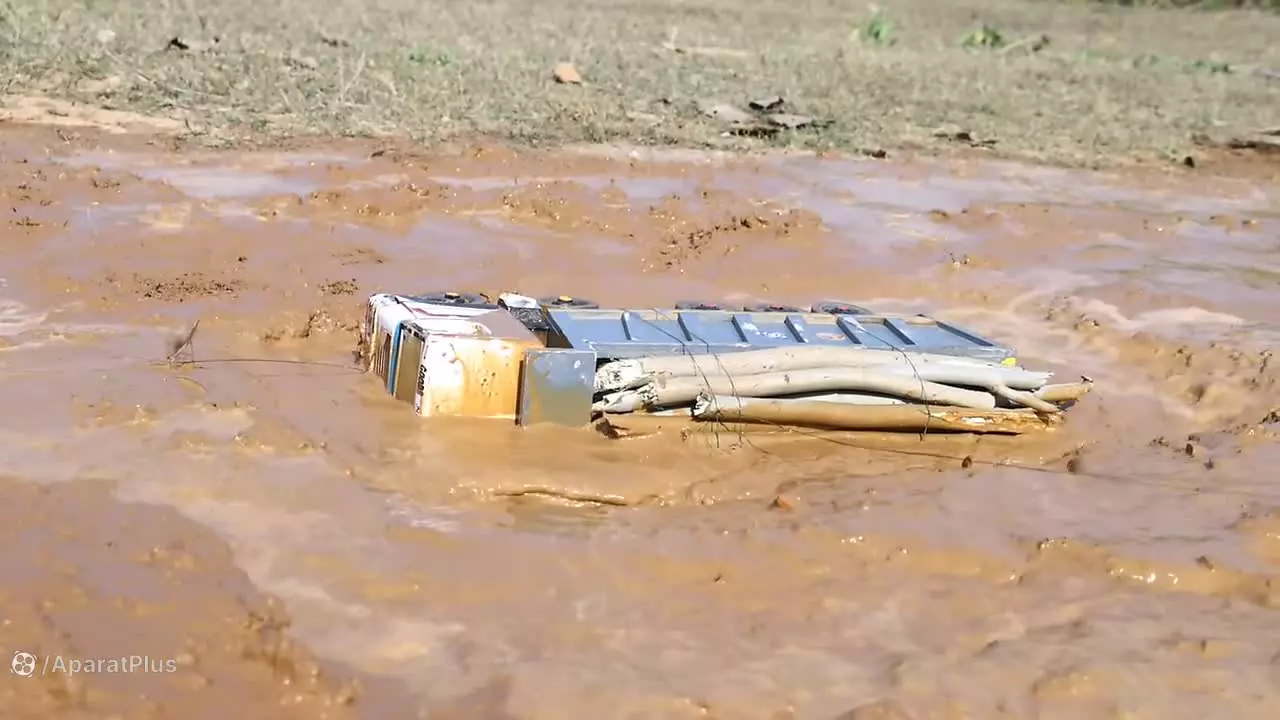 تراکتور در شن / ماشین پلیس تراکتور / دانلود اسباب بازی های جدید