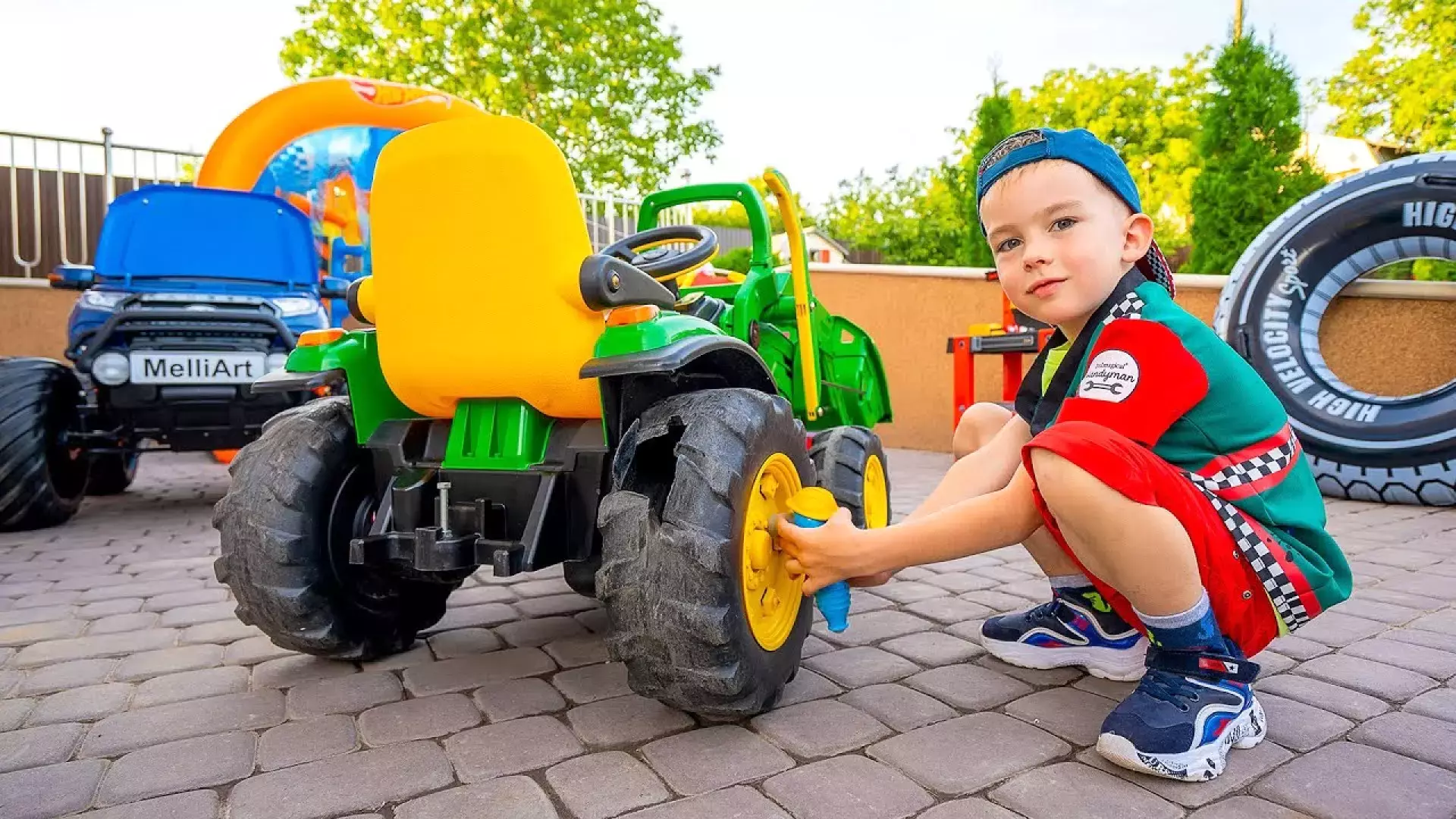 ماشین بازی کودکانه - بازی پسربچه با اسباب بازی ماشین تراکتور در مزرعه