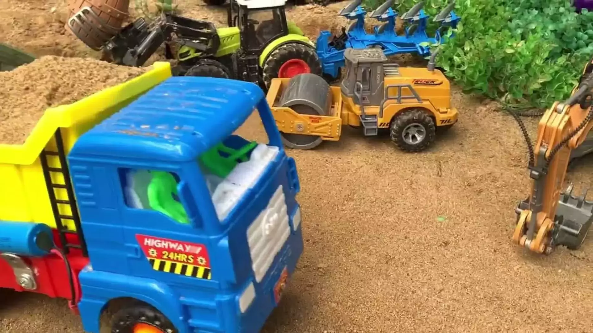 پمپ سوخت، هلیکوپتر پلاستیکی RC ،تراکتور، ماشین اسباب بازی ها