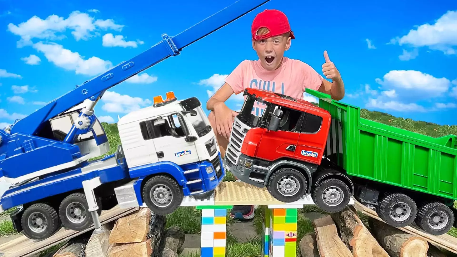 بازی پسربچه با ماشین اسباب بازی کامیون، جرثقیل، تراکتور - اسباب بازی کودک