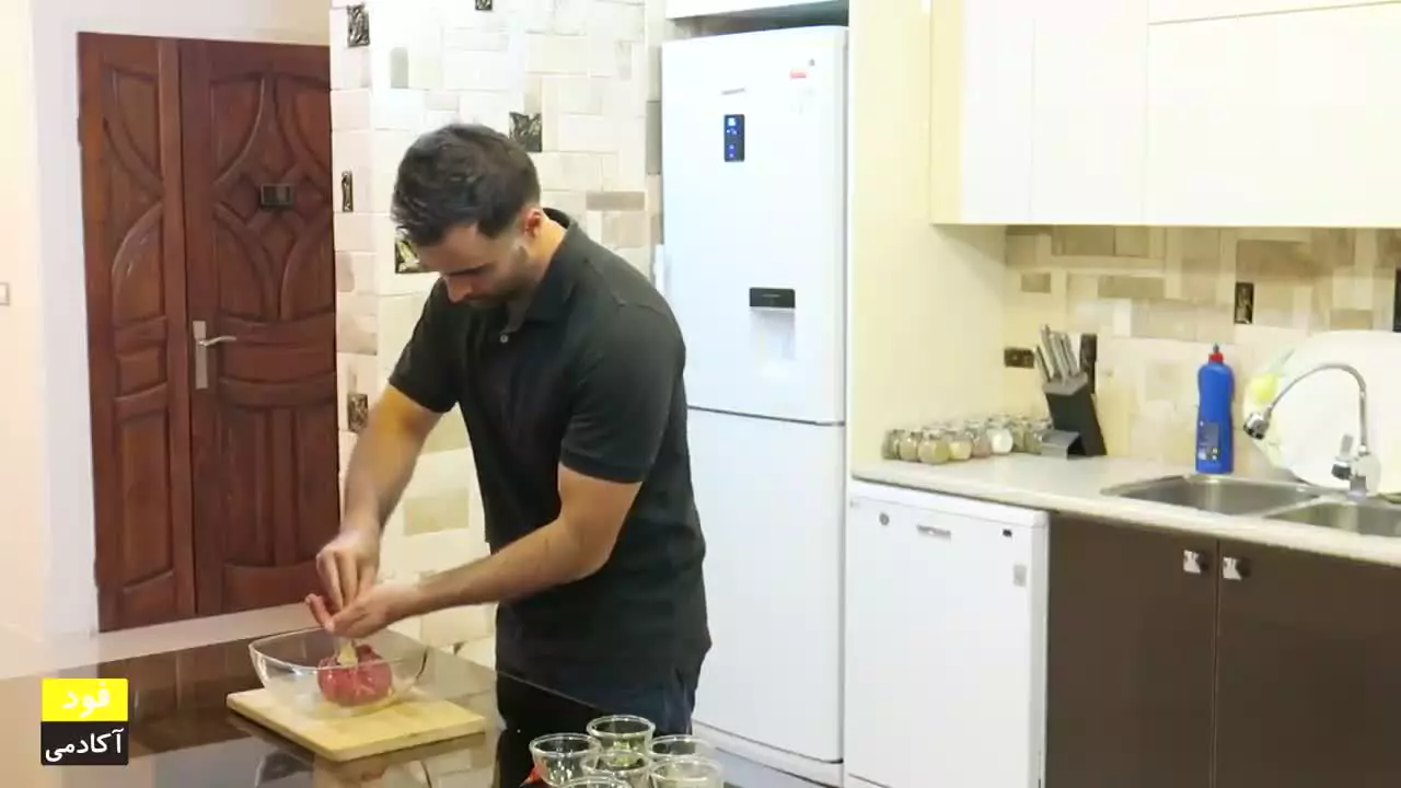 غذا برای شام یک غذای ساده سریع و خوشمزه با سس های خوشمزه - تهیه همبرگر خانگی