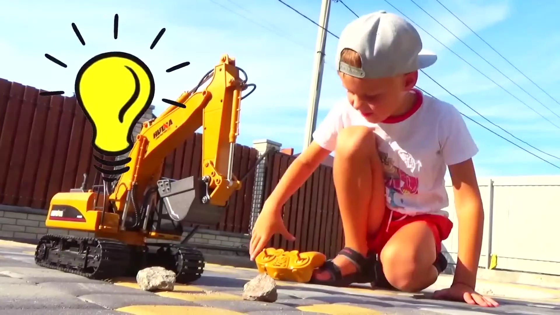 بازی پسر بچه با ماشین اسباب بازی تراکتور و بیل مکانیکی بزرگ - اسباب بازی کودک