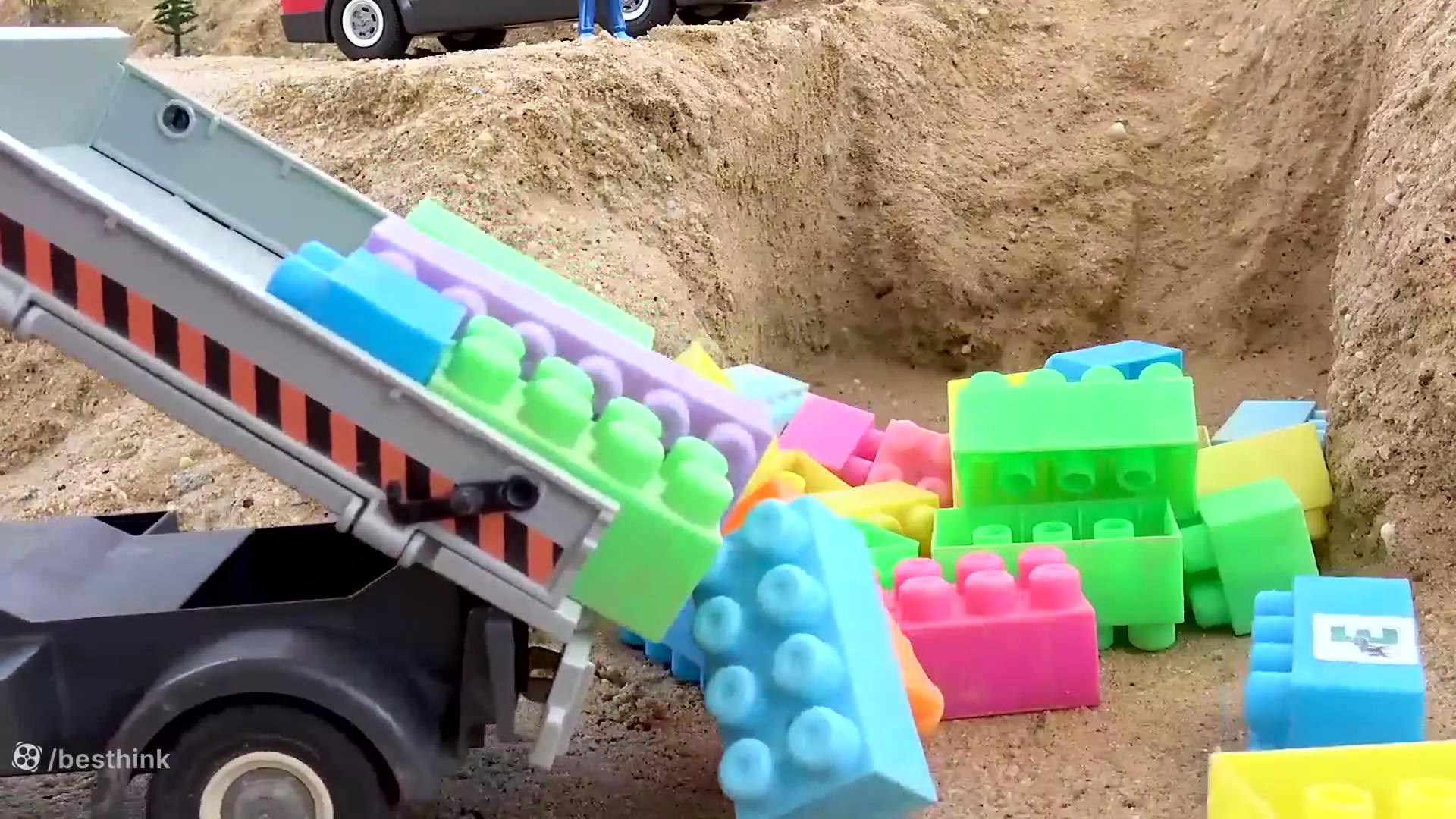 ماشین بازی کودکانه ، نجات ماشین پلیس با تراکتور ، اسباب بازی ماشین بازی