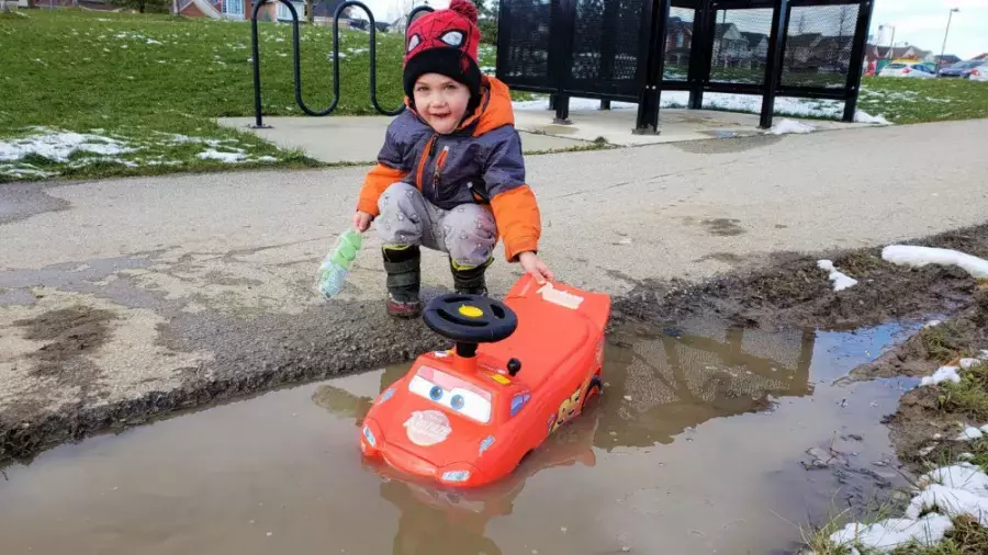 ماشین بازی و سرگرمی پسربچه با ماشین اسباب بازی مک کویین - کارواش خودرو