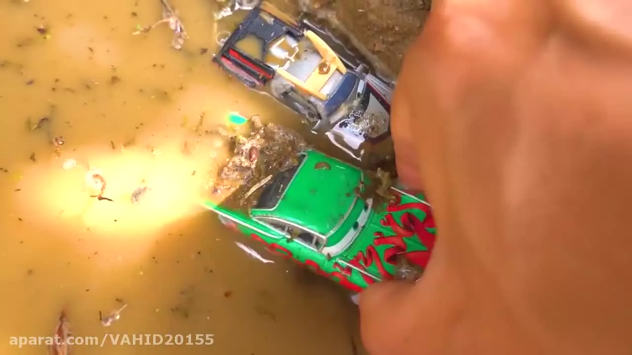 بازی با ماشین اسباب بازی مک کویین و پلیس / سقوط در گودال / اسباب بازی کودک