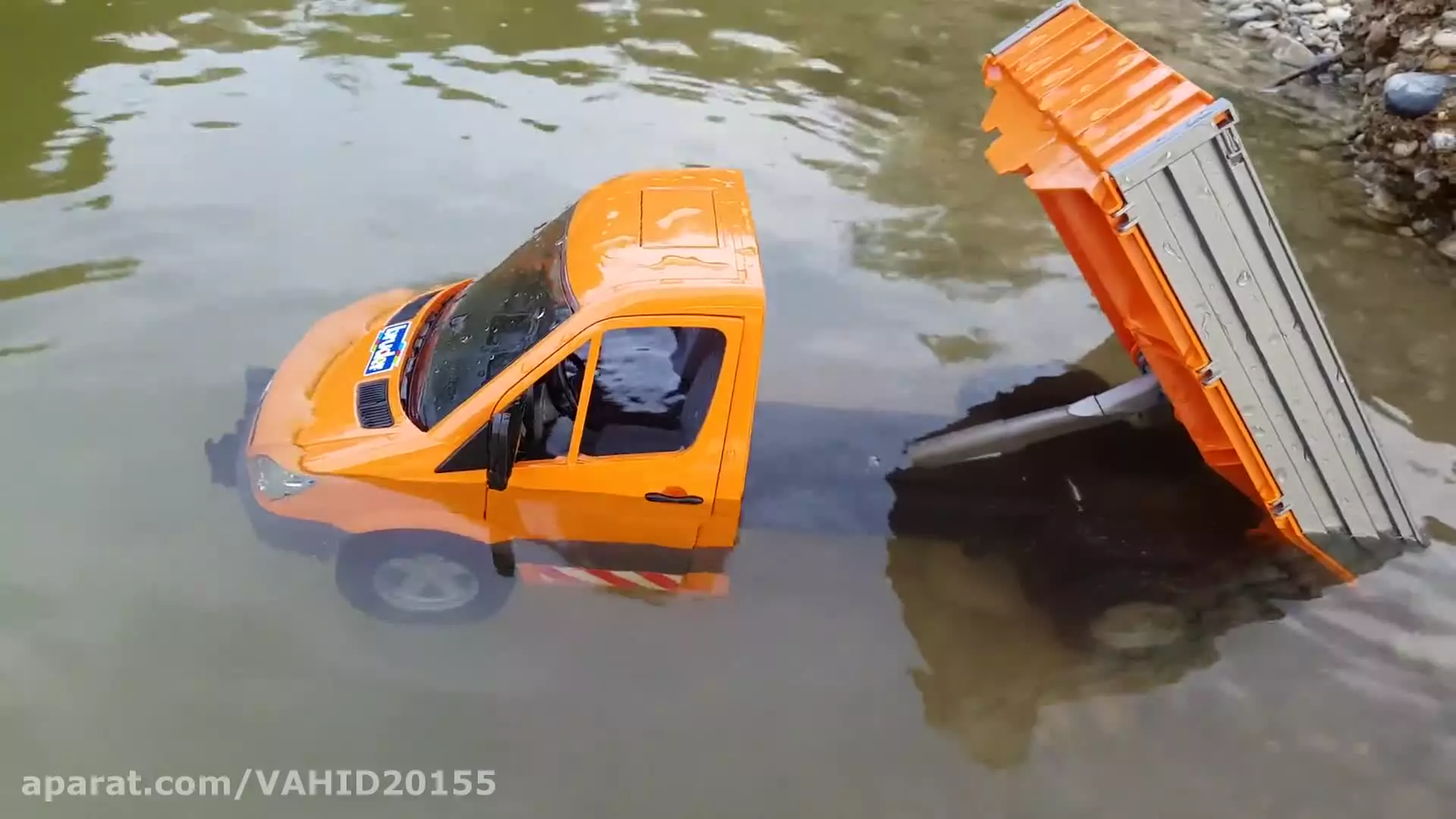 بازی با ماشین اسباب بازی مک کویین/ ماشین ها به آب می پرند