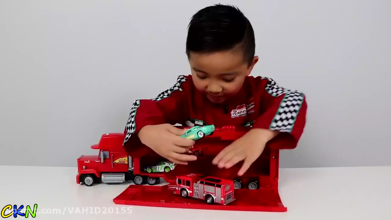 بازی پسربچه با ماشین اسباب بازی مک کویین / اسباب بازی کودک و نوجوان