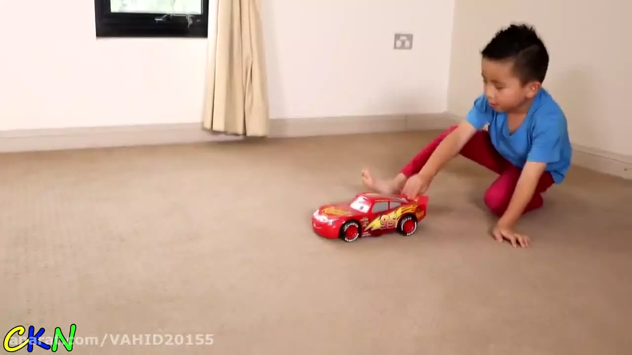 بازی و سرگرمی کودک با ماشین اسباب بازی مک کویین در خانه