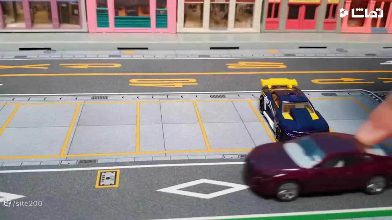 ایده بازی کودکانه با ماشین اسباب بازی : مک کویین و اتوبوس کوچولو : پارکینگ لگویی