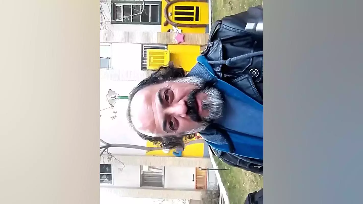 جواد افشار با بازیگر عادل الحمدان پشت صحنه سریال آنام