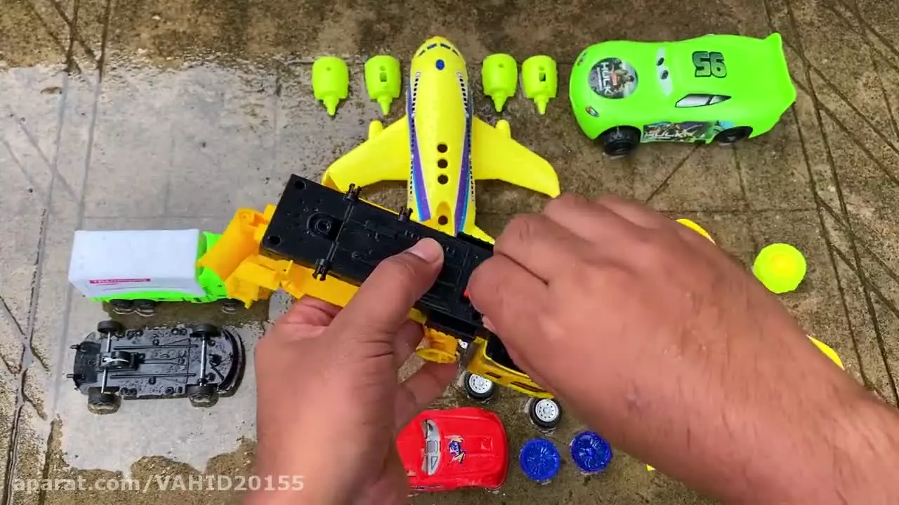 بازی با ماشین اسباب بازی مک کویین، ماشین میکسر، کامیون، هواپیما، کانتینر