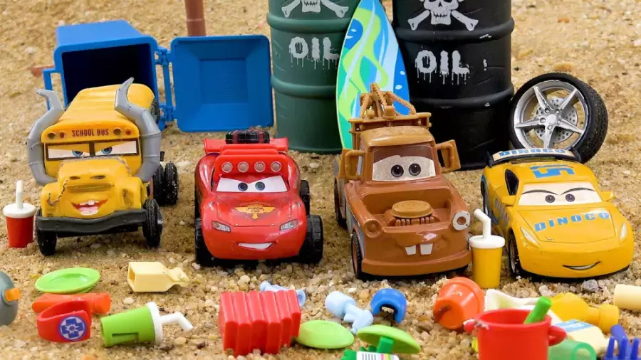 داستان ماشین اسباب بازی/مک کوئین و هم تیمی هایش از دستان ابرقهرمانی فرار می کنند