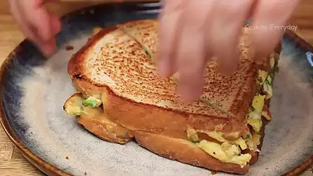 آموزش غذای ارزان و سریع با نان تست گوجه و تخم مرغ