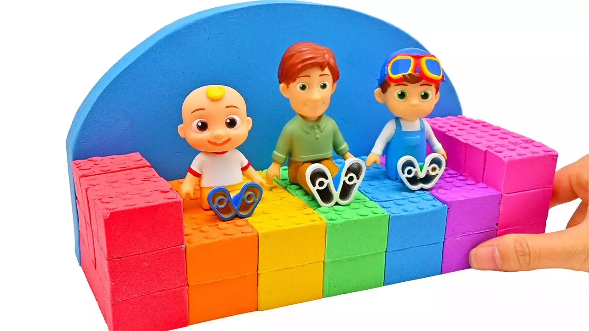 برنامه کودک شن بازی | ساخت مبل رنگین کمانی با شن و ماسه جنبشی برای خانواده کوکوملون