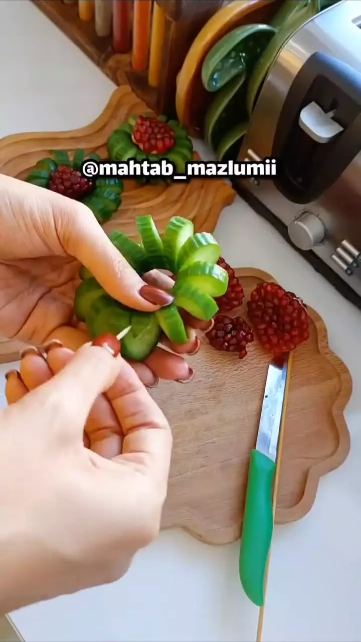 میوه آرایی شب یلدا خاص تزئین انار با خیار سفره آرایی شب یلدا