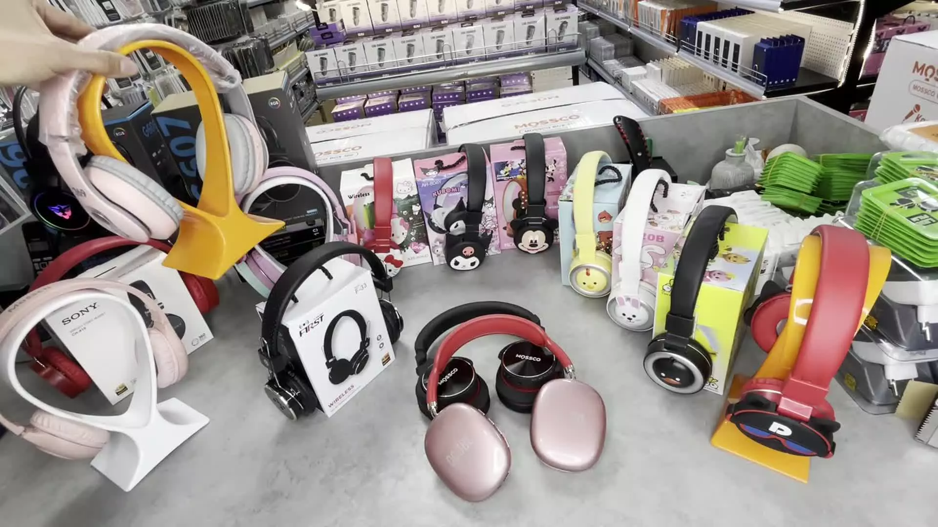 ویدئوی معرفی هدفون های موجود در آنتیک فون