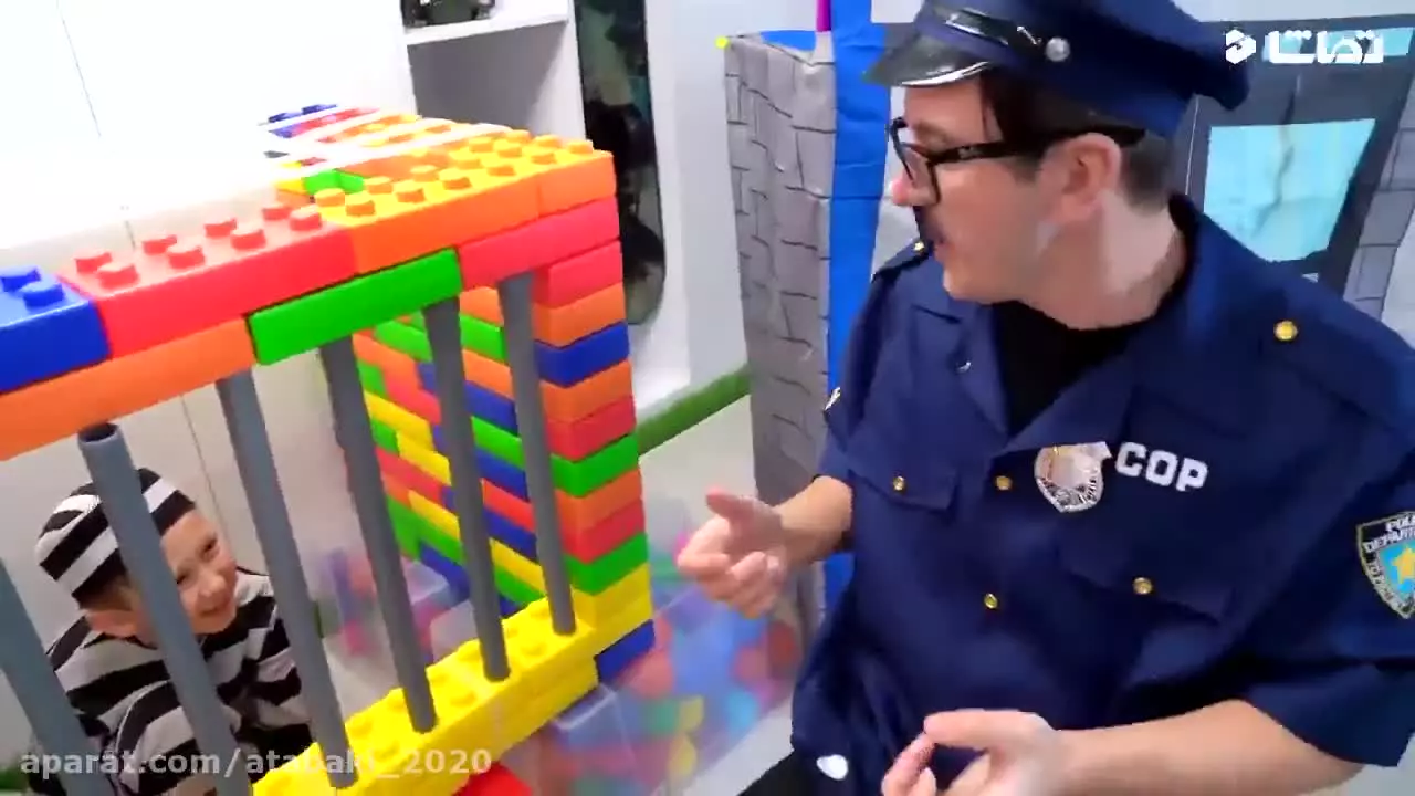 برنامه کودک ماشین پلیس بازی با سنیا و زندان لگو