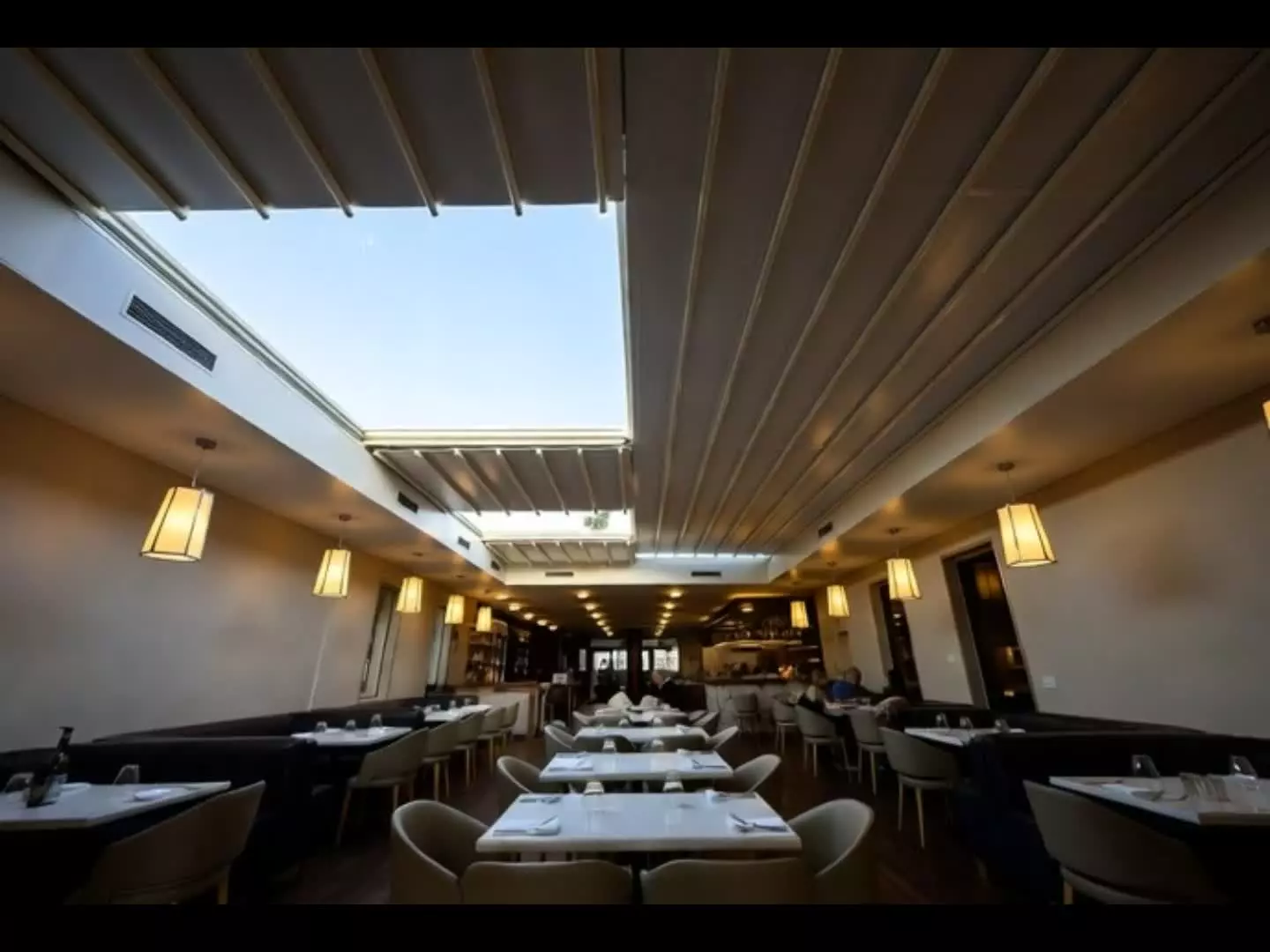 سقف متحرک رستوران: تجربه‌ای که هر مشتری عاشقش می‌شود!