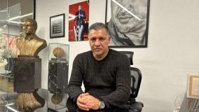 تشویق پرشور تماشاگران پس از حضور علی دایی و همسرش در یک نمایش موزیکال