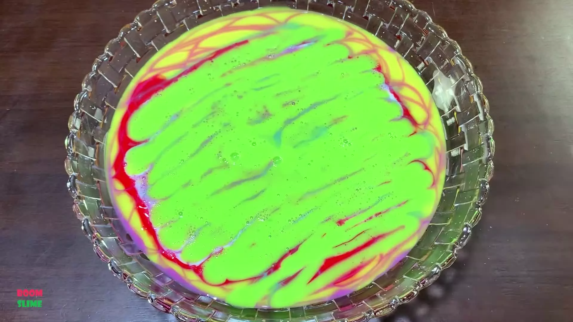 آموزش ساخت اسلایم رنگارنگ ، اسلایم بازی کودکانه ، مخلوط کردن اسلایم بادکنکی